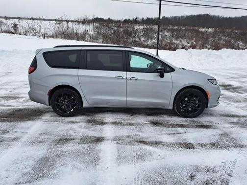 2026 Chrysler Pacifica Select AWD
