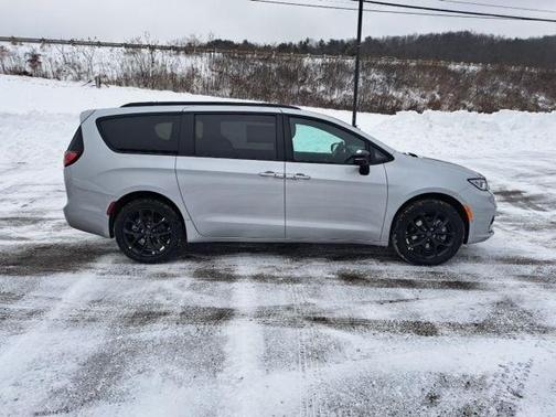 2026 Chrysler Pacifica Select AWD