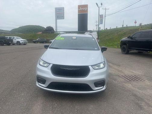 Silver Mist 2026 Chrysler Pacifica Select