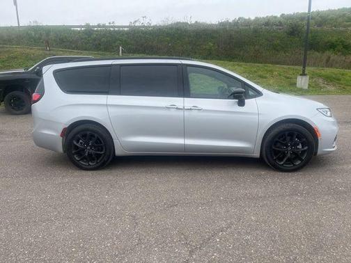 Silver Mist 2026 Chrysler Pacifica Select