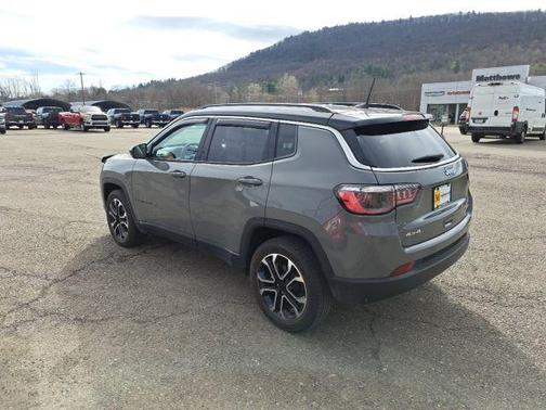 Sting Gray Clearcoat 2022 Jeep Compass Limited