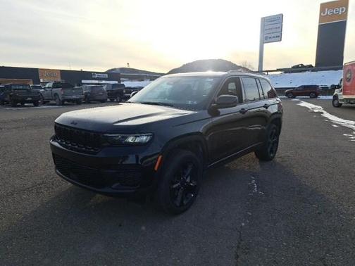 2025 Jeep Grand Cherokee Laredo