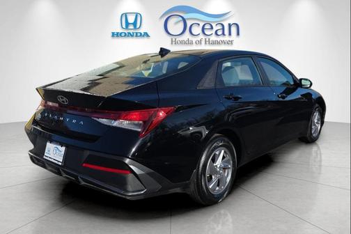 2024 Hyundai ELANTRA SE