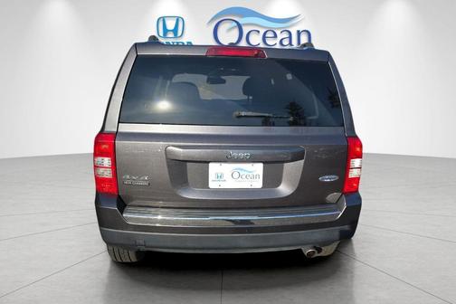 Granite Crystal Metallic Clearcoat 2016 Jeep Patriot High Altitude