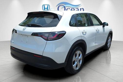 Platinum White Pearl 2023 Honda HR-V LX