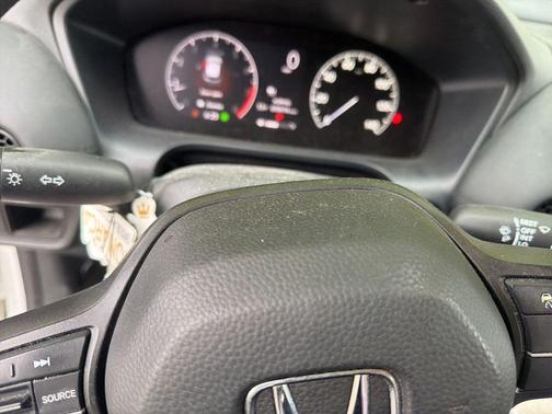 Platinum White Pearl 2023 Honda HR-V LX