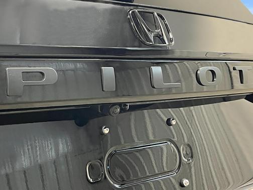 Crystal Black Pearl 2026 Honda Pilot Touring 8-Passenger