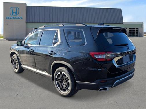 Crystal Black Pearl 2026 Honda Pilot Touring 8-Passenger