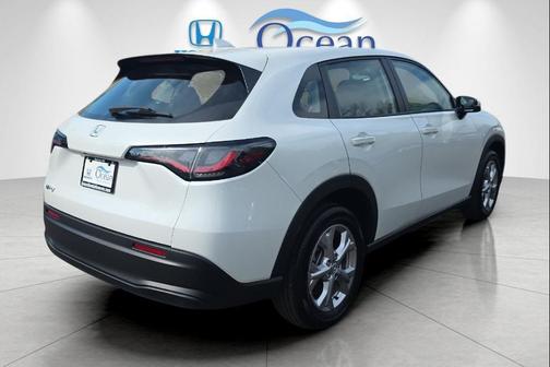 Platinum White Pearl 2023 Honda HR-V LX