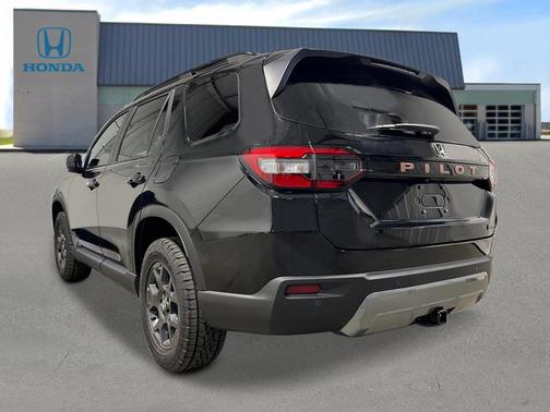 Crystal Black Pearl 2026 Honda Pilot TrailSport