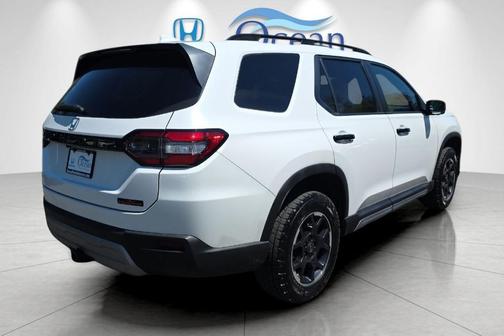 Platinum White Pearl 2025 Honda Pilot TrailSport