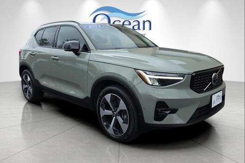 2023 Volvo XC40 B5 Plus Dark Theme