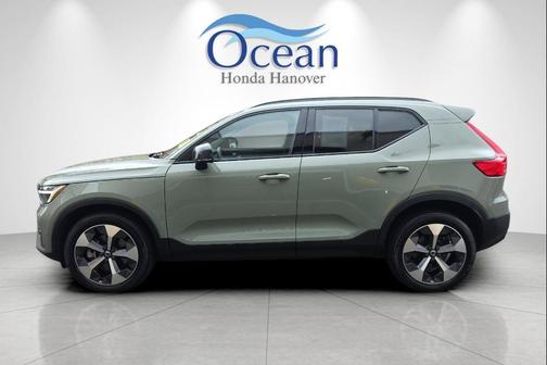 2023 Volvo XC40 B5 Plus Dark Theme