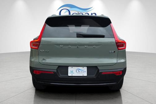 2023 Volvo XC40 B5 Plus Dark Theme