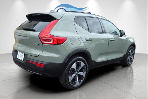 2023 Volvo XC40 B5 Plus Dark Theme