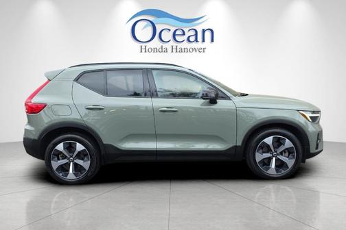 2023 Volvo XC40 B5 Plus Dark Theme