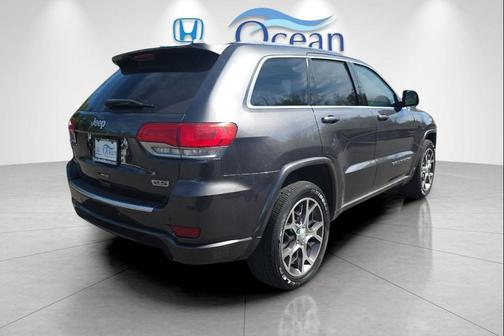 Granite Crystal Metallic Clearcoat 2018 Jeep Grand Cherokee Sterling Edition