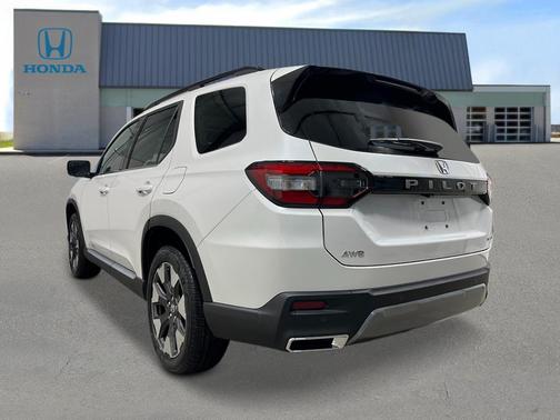 Platinum White Pearl 2026 Honda Pilot Touring 8-Passenger