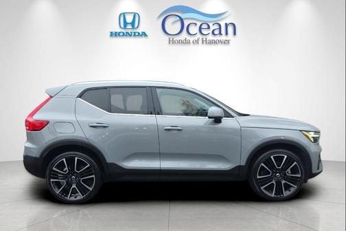 2024 Volvo XC40 B5 Ultimate Bright Theme