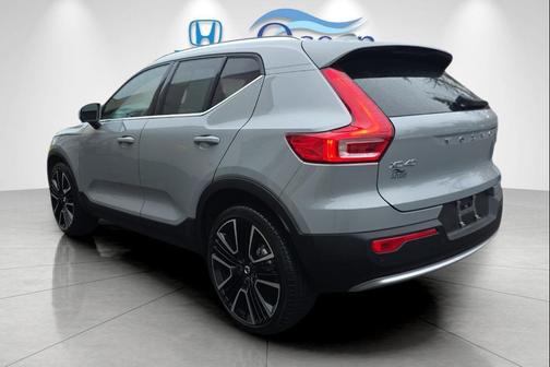 2024 Volvo XC40 B5 Ultimate Bright Theme