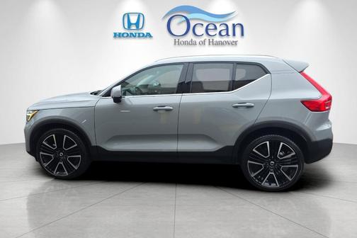 2024 Volvo XC40 B5 Ultimate Bright Theme