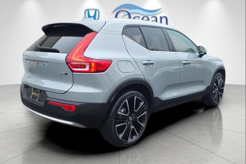2024 Volvo XC40 B5 Ultimate Bright Theme