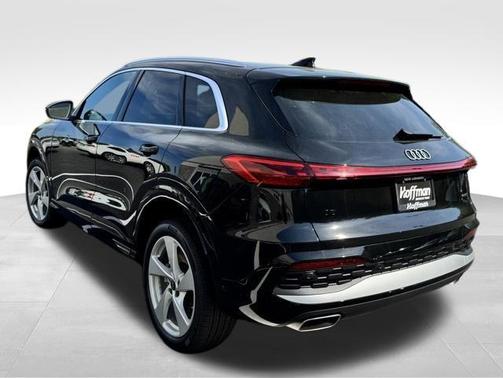 Mythos Black Metallic 2026 Audi Q5 Premium Plus TFSI quattro S tronic