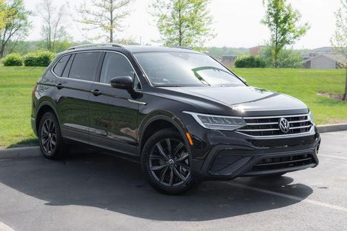 Deep Black 2023 Volkswagen Tiguan 2.0T SE