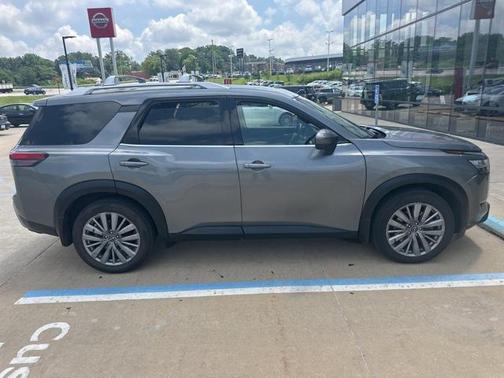 2023 Nissan Pathfinder SL 4WD