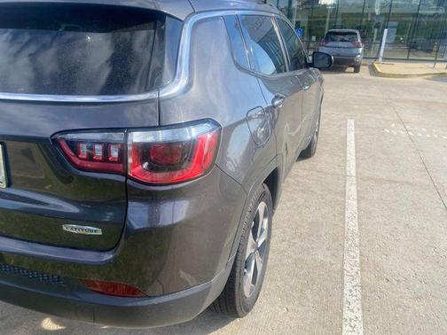 Granite Crystal Metallic Clearcoat 2017 Jeep New Compass Latitude