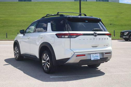 Pearl White Tricoat/Super Black 2023 Nissan Pathfinder SL 4WD