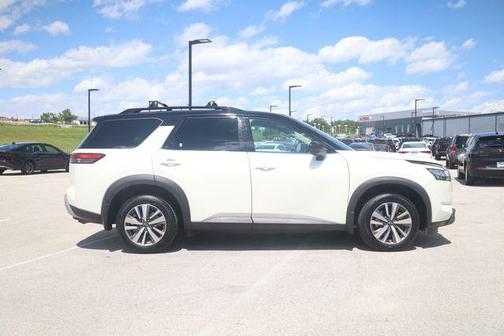 Pearl White Tricoat/Super Black 2023 Nissan Pathfinder SL 4WD