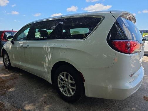 2021 Chrysler Voyager LX