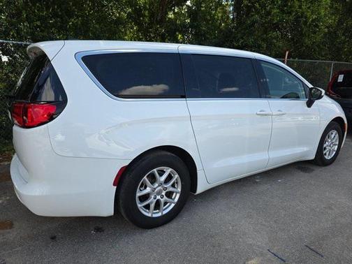 2021 Chrysler Voyager LX