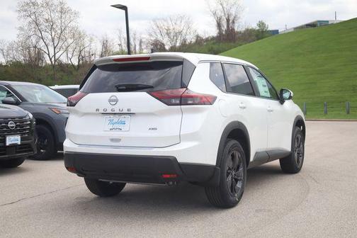 Everest White Pearl Tricoat 2026 Nissan Rogue SV