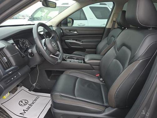 2023 Nissan Pathfinder SL 4WD