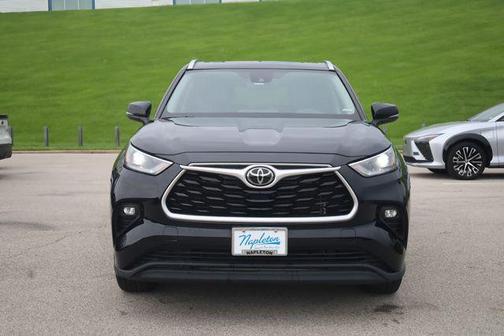 Midnight Black Metallic 2021 Toyota Highlander XLE