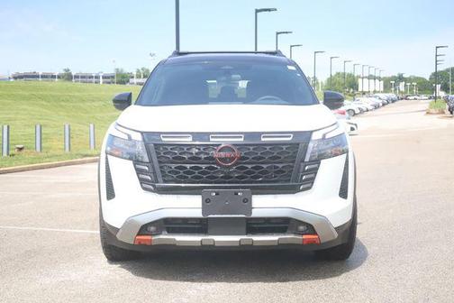 Everest White Pearl Tricoat/Super Black 2026 Nissan Pathfinder Rock Creek