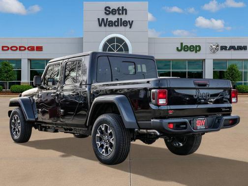 Black Clearcoat 2026 Jeep Gladiator Sahara 4x4