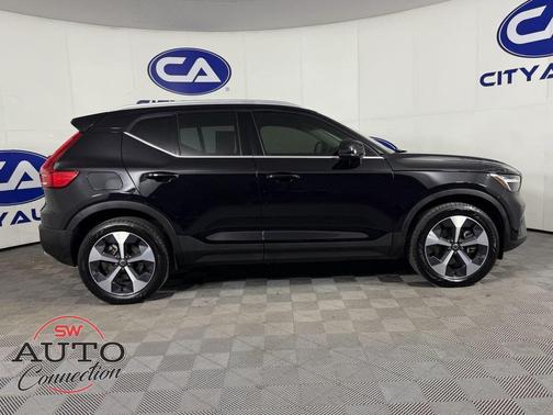2024 Volvo XC40 B5 Plus Bright Theme