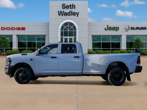 Bright White Clearcoat 2026 RAM 3500 Tradesman Crew Cab 4x4 8' Box