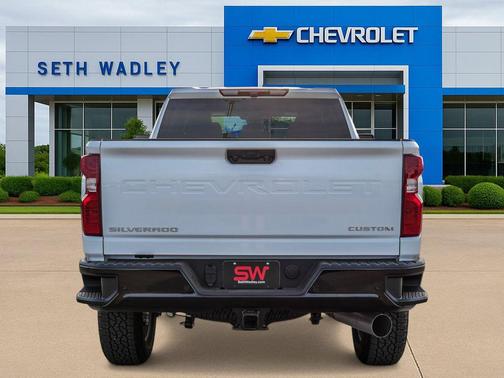 Summit White 2026 Chevrolet Silverado 2500 Custom