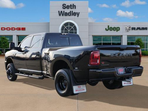 Diamond Black Crystal Pearlcoat 2026 RAM 3500 Laramie Crew Cab 4x4 8' Box