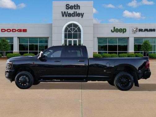 Diamond Black Crystal Pearlcoat 2026 RAM 3500 Laramie Crew Cab 4x4 8' Box