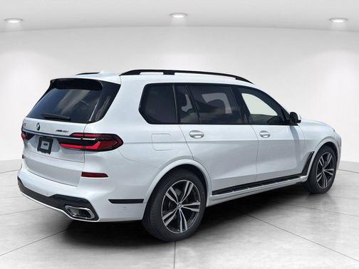 White Metallic 2025 BMW X7 xDrive40i