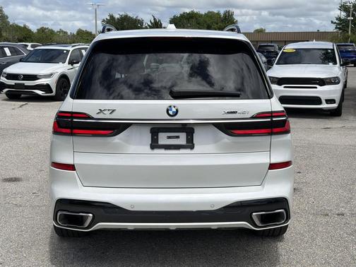 White Metallic 2025 BMW X7 xDrive40i