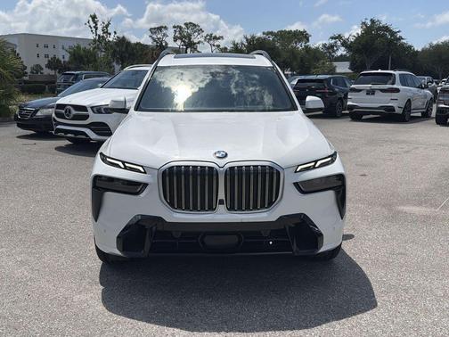White Metallic 2025 BMW X7 xDrive40i