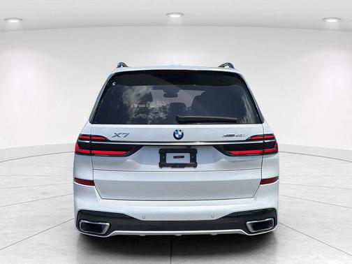 White Metallic 2025 BMW X7 xDrive40i