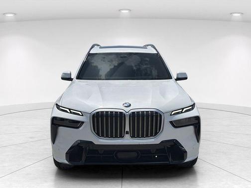 White Metallic 2025 BMW X7 xDrive40i