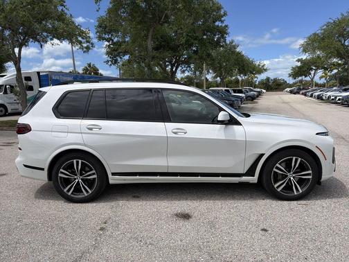 White Metallic 2025 BMW X7 xDrive40i
